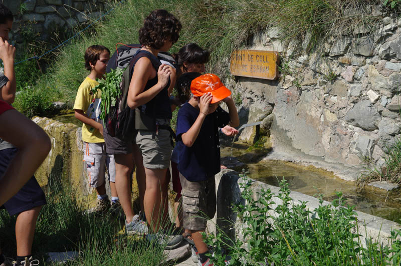 Refrescant-nos a la font de coll de ferran
Durant l'excursió de l'AEL a les fonts del voltant del Poble el 22/08/09. També anomenada font de ieits
Paraules clau: ael excursio font ieits