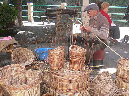 En Juan "de les Uncies" fent cistells a la Font d´en Güell.
