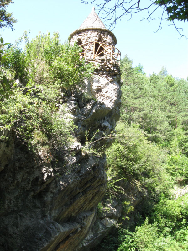 Mirador
Vist des del riu, el mirador està construït sobre un sortint de la roca. La vegetació pràcticament envolta tot el parc.
