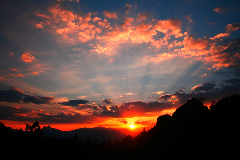 Posta de sol desdse el Roc de la Lluna
Una bonica posta de sol que varem "enganxar" jo i un company meu al Roc de la Lluna, després d`anar a fotografiar unes flors bastant escasses que surten per allà.
