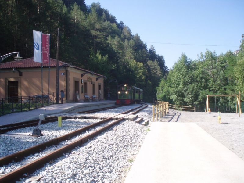 el carrilet arriba a l'estació
