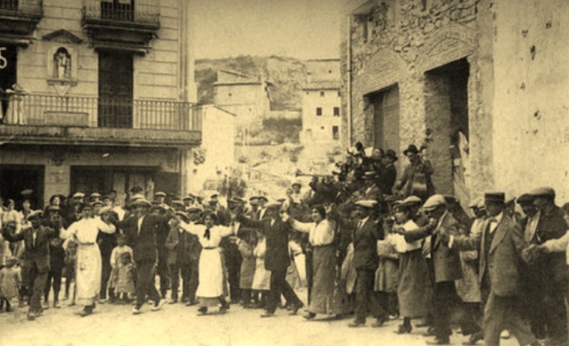 plaça del Moli de la Vila  1914
 sardanes amb l' orquestra de La Pobla 
