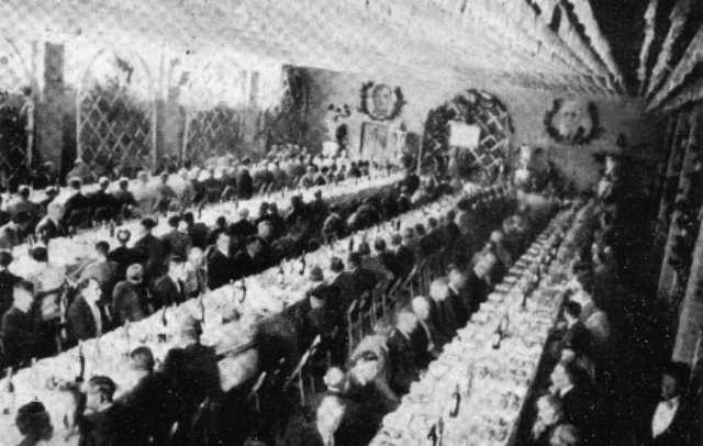 Celebració del 50é aniversari Asland 1901-1951
Banquet de celebració en un magatzem acondicionat per a la ocasió.
