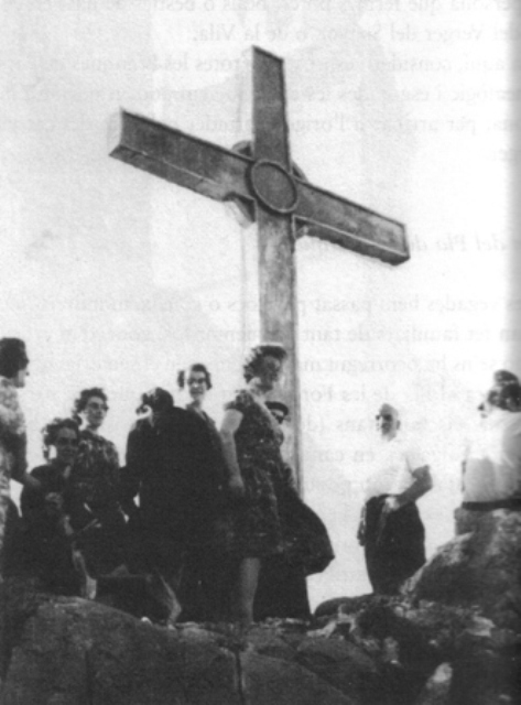 La creu del Castell de la Vila el dia en que va esser col.locada,l´any 1960
