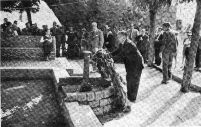 Celebració del 50é aniversari Asland 1901-1951
L´alcalde de La Pobla,D.Eugenio de la Peña,fent ofrena d´una corona de flors,a la memoria de D.Eusebi Güell.
