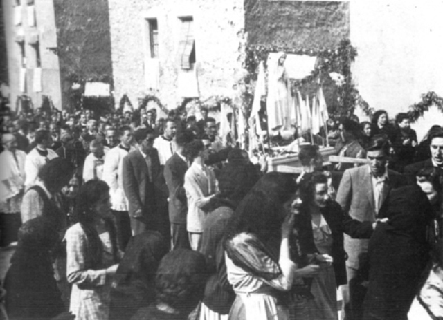 Any de la Mare de Deu de Fàtima-any 1949
La Processó a Les Coromines,davant de la capella de St.Antoni.
