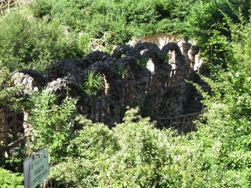 Pont d'arc escarser
El pont, en forma d'arc escarser, té baranes rústiques i cinc arcs, també de rocall. Permet tornar a la vora esquerra del riu i trepitjar novament la part planera, on creixen unes magnífiques àlbers. 
