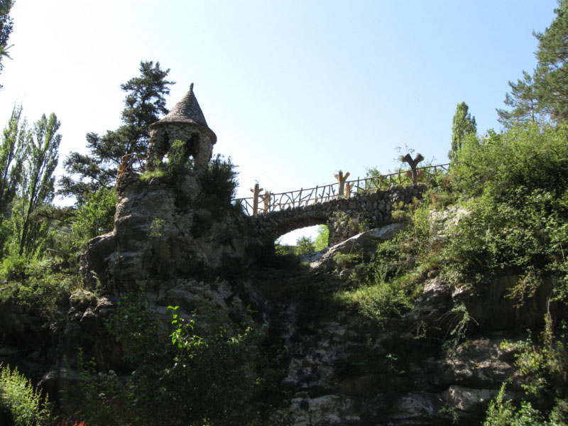 Glorieta i pont d'arc trencat
La Glorieta es un pavelló de planta circular i coberta cònica construida amb pedra del riu. Des de la glorieta hi ha una bona vista del riu Llobregat.
