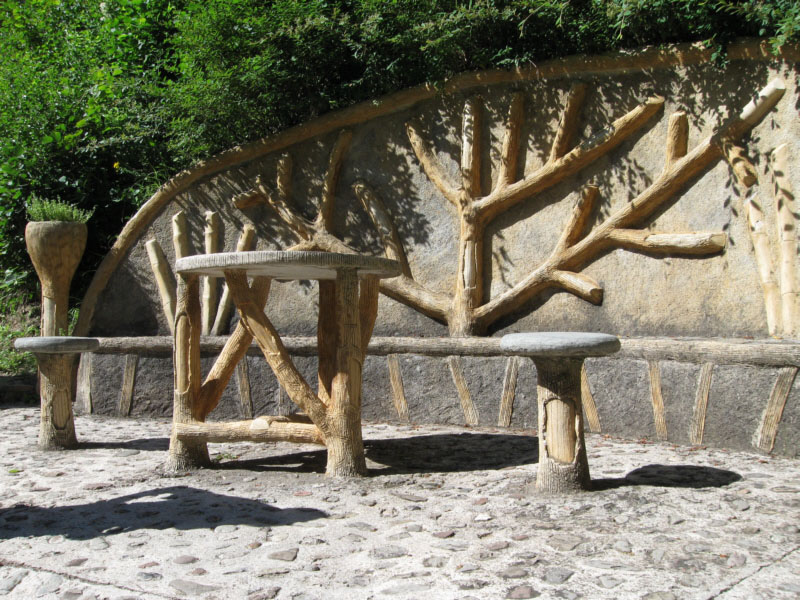 "Merendero"
Per un camí que serpenteja cap avall hi ha una petita plaça amb un banc adosat al mur i vàries taules de pedra que serveix per descansar o fer un àpat.
