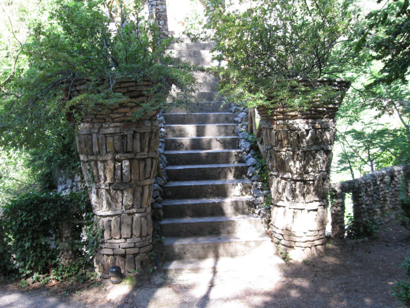 Escales
A diferència del Parc Güell, aquest parc té vegetació autòctona, encara que Gaudí fes portar d'altres com glicines, iuques i plataners des de Barcelona.
